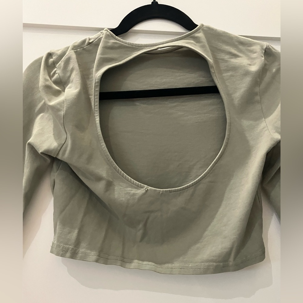 GREEN ATHLETIC TOP WITH COOL HOLE BACK